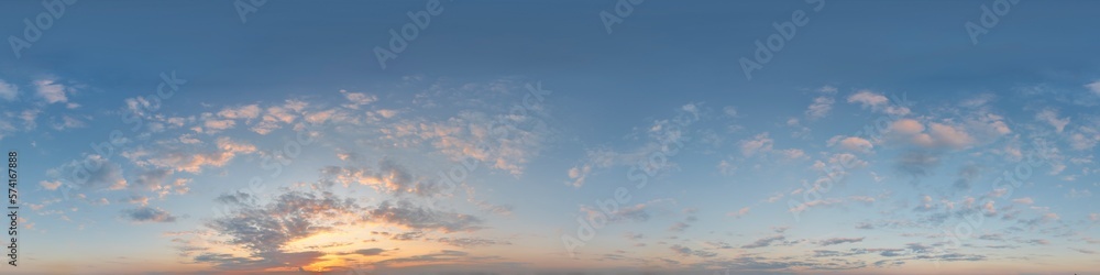 Nahtloses Himmels-Panorama mit romantischem Abendhimmel, 360-Grad-Ansicht mit einigen Wolken zur Verwendung in 3D-Grafiken als Himmelskuppel oder zur Nachbearbeitung von Drohnenaufnahmen
