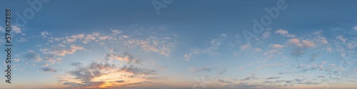 Nahtloses Himmels-Panorama mit romantischem Abendhimmel, 360-Grad-Ansicht mit einigen Wolken zur Verwendung in 3D-Grafiken als Himmelskuppel oder zur Nachbearbeitung von Drohnenaufnahmen 