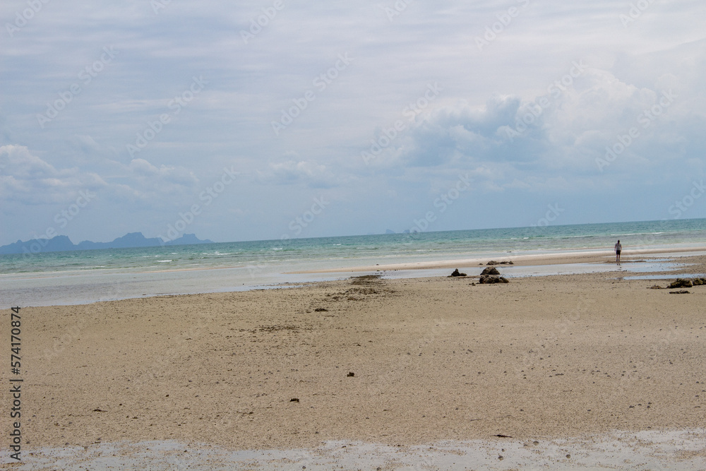 Meer Strand in Thailand bei Ebbe 