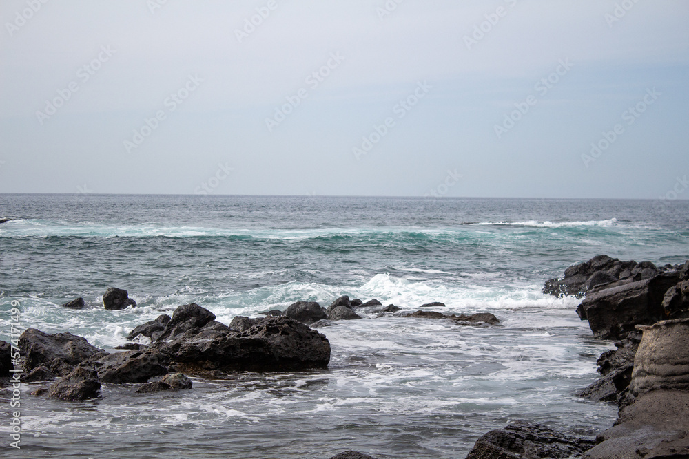 Blick auf den Atlantik mit Steinen und KLippen von Fuerteventura Blick auf den Atlantik mit Steinen und KLippen von Fuerteventura