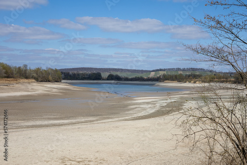 Abgelassener ausgetrockneter See mit toller Landschaftlichen Umgebung