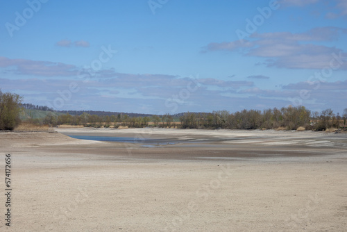 Abgelassener ausgetrockneter See mit toller Landschaftlichen Umgebung