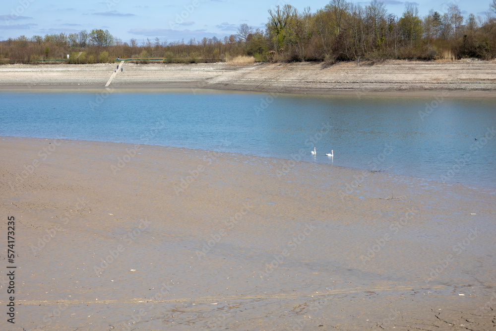 Abgelassener ausgetrockneter See mit toller Landschaftlichen Umgebung Abgelassener ausgetrockneter See mit toller Landschaftlichen Umgebung