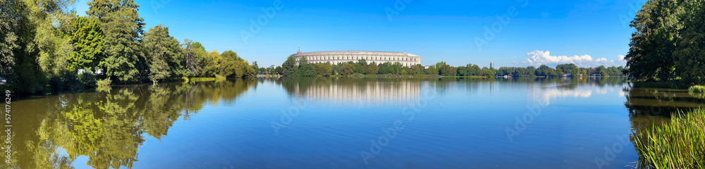 Kongresshalle auf dem ehemaligen Reichsparteitagsgelände in Nürnberg, Bayern, Deutschland im Panorama