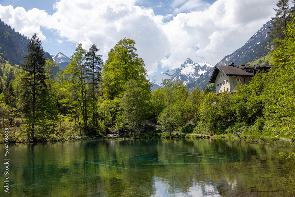 Alpensee in den Bergen