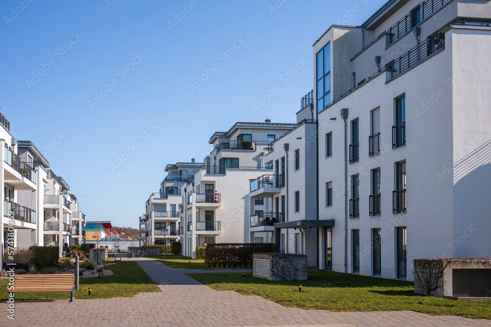 Fototapeta premium Moderne Immobilien Wohnanlage Wohnungen in der Stadt