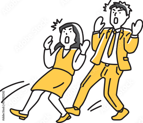 驚いて後ろに下がる会社員の男女