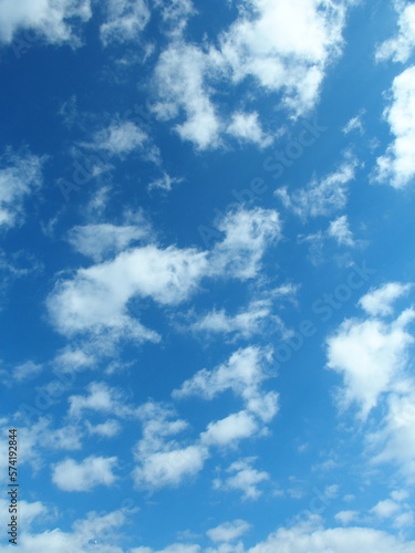 早春の青空と雲