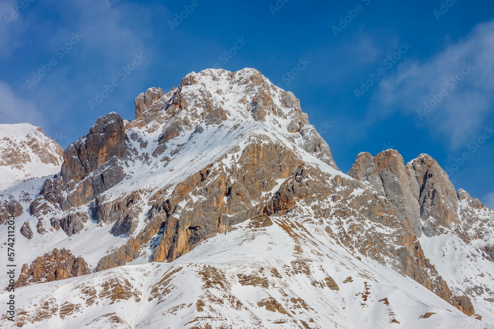 Le vette meridionali del Gruppo della Marmolada: nella foto, da sinistra, Cima d'Ombrettola (2923 m), la Forcella del Bachet (2836 m), Sasso di Valfredda (3.003 m) e Formenton (2830 m)