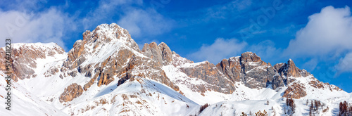 Le vette meridionali del Gruppo della Marmolada che circondano la conca di Fuciade: da sinistra, Cima d'Ombrettola, Forcella del Bachet, Sasso di Valfredda, Formenton, Monte La Banca, Pizzo Le Crene