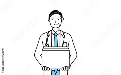 段ボールを運ぶ作業をする聴診器をかけた白衣の男性医師、シニア・中高年のベテラン医師