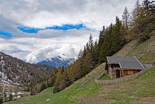 Winterliche Landschaft mit einer Almhütte auf dem Berg Hirzer in den Sarntaler Alpen in Südtirol, Italien