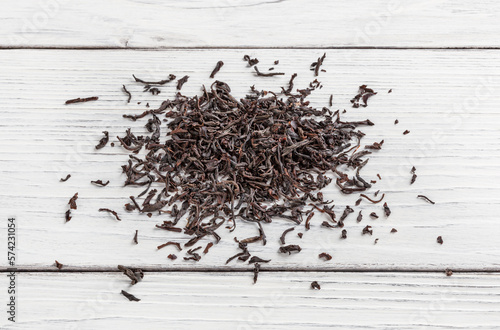 Obraz na płótnie Heap of black tea on white wooden table w salonie