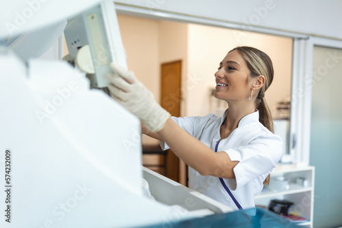 Fotografi Lab tech loading samples into a chemistry analyzer