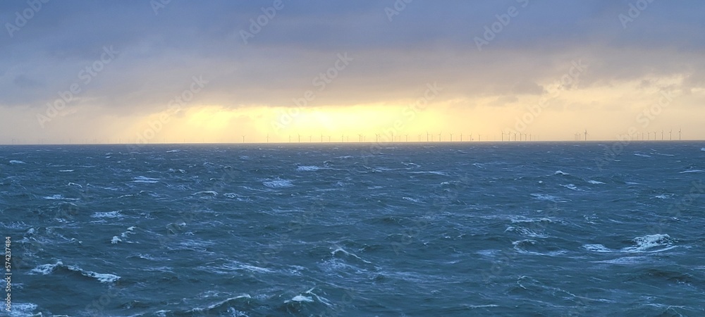 Obraz premium Nordsee auf dem rauen Meer Sonnenuntergang