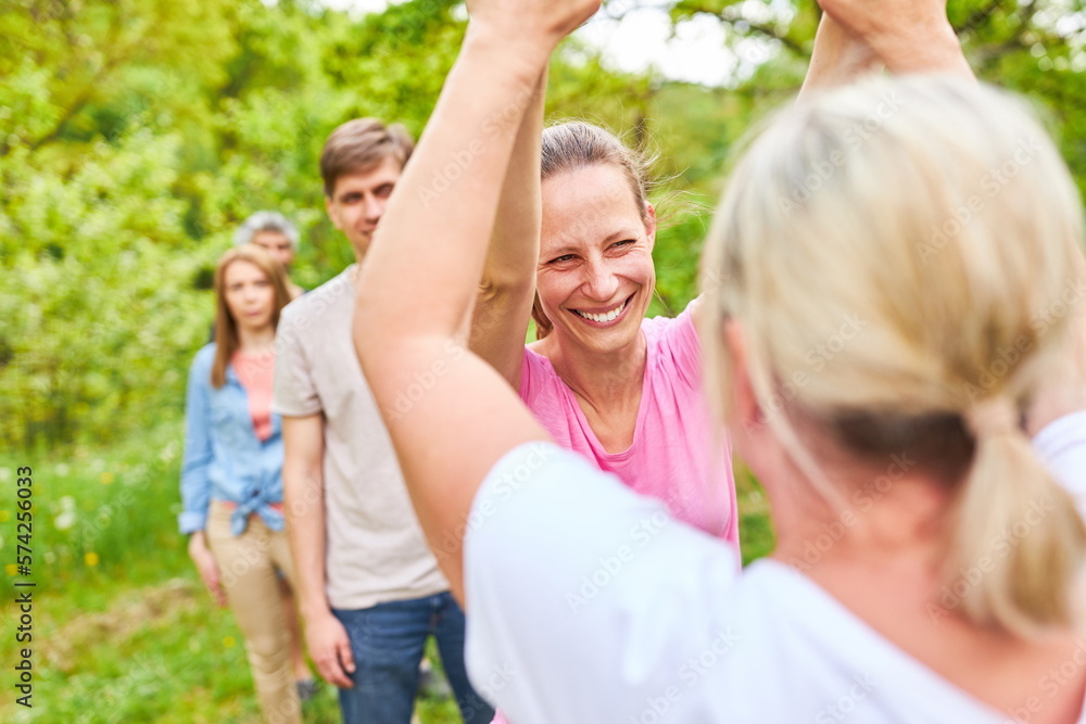 Glückliche Frau beim High Five mit Team Kollegen Glückliche Frau beim High Five mit Team Kollegen