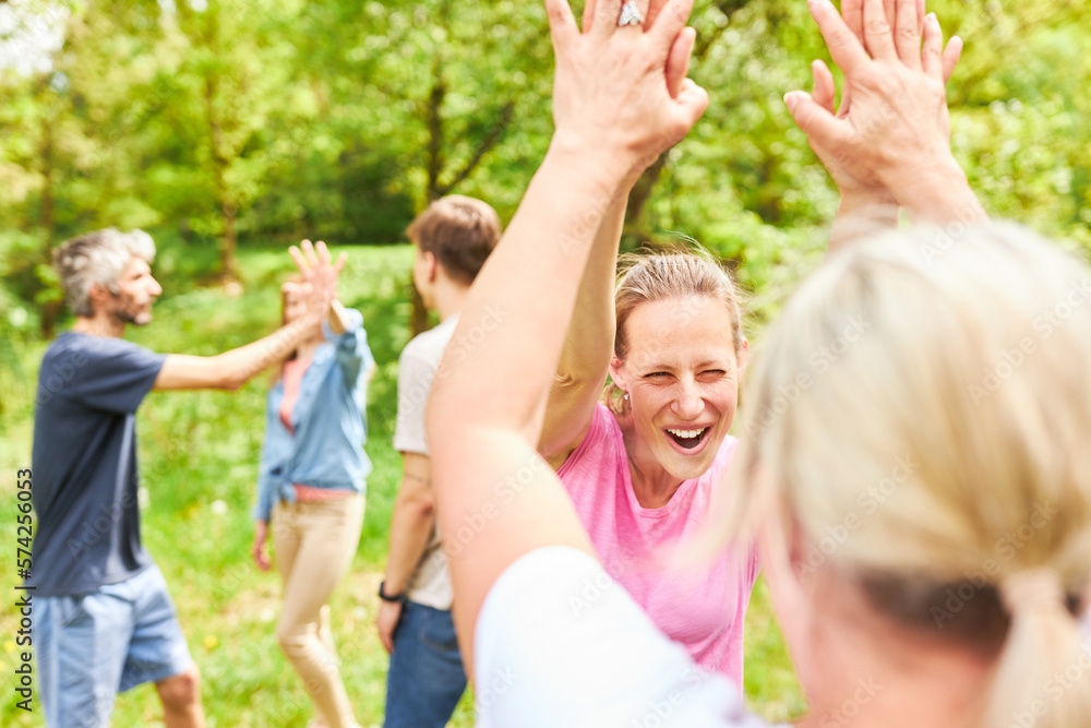Fototapeta premium Junge Leute im Teambuilding Workshop in der Natur