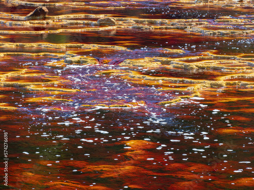 El Rio Tinto,  provincia de Hueva. Su color característico se debe a la  gran cantidad de sulfuros de metales pesados. Dada la acidez de sus aguas sólo sobreviven microorganismos llamados extremofilos photo