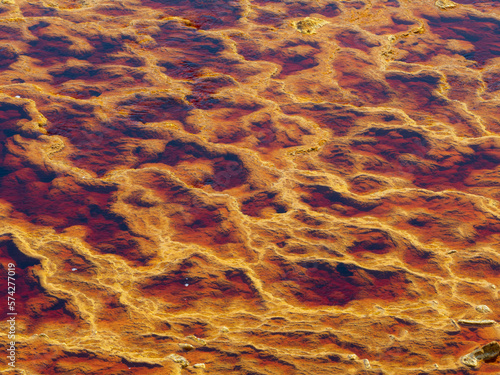 El Rio Tinto,  provincia de Hueva. Su color característico se debe a la  gran cantidad de sulfuros de metales pesados. Dada la acidez de sus aguas sólo sobreviven microorganismos llamados extremofilos photo