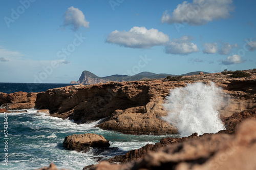 olas rompiendo en el acantilado de Cala Bassa, Ibiza