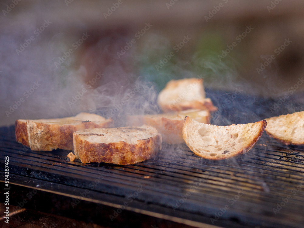 Brot grillen auf einer Grillparty
