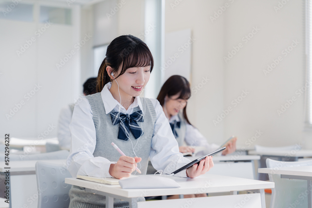 タブレット端末で授業を受ける高校生