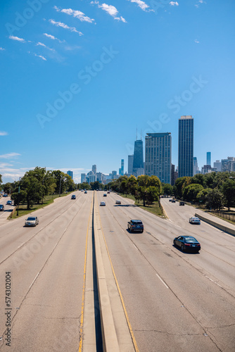 Highway driving into downtown Chicago on sunny blue sky summer day with skyline in background © Ruth