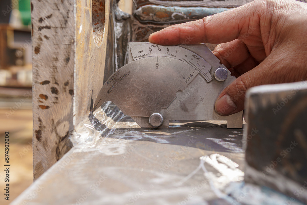 Measure the Fillet Weld Leg Length of the Welded with a Welding Gauge