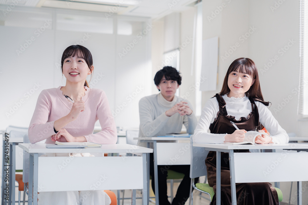 キャンパスで講義を受ける大学生