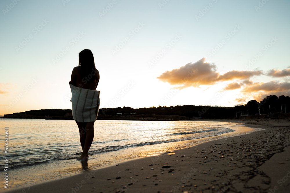 mujer al amanecer en la playa