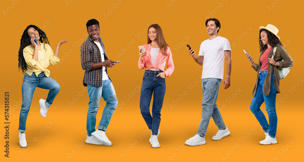 Obraz premium Diverse men and women walking with smartphones over orange background