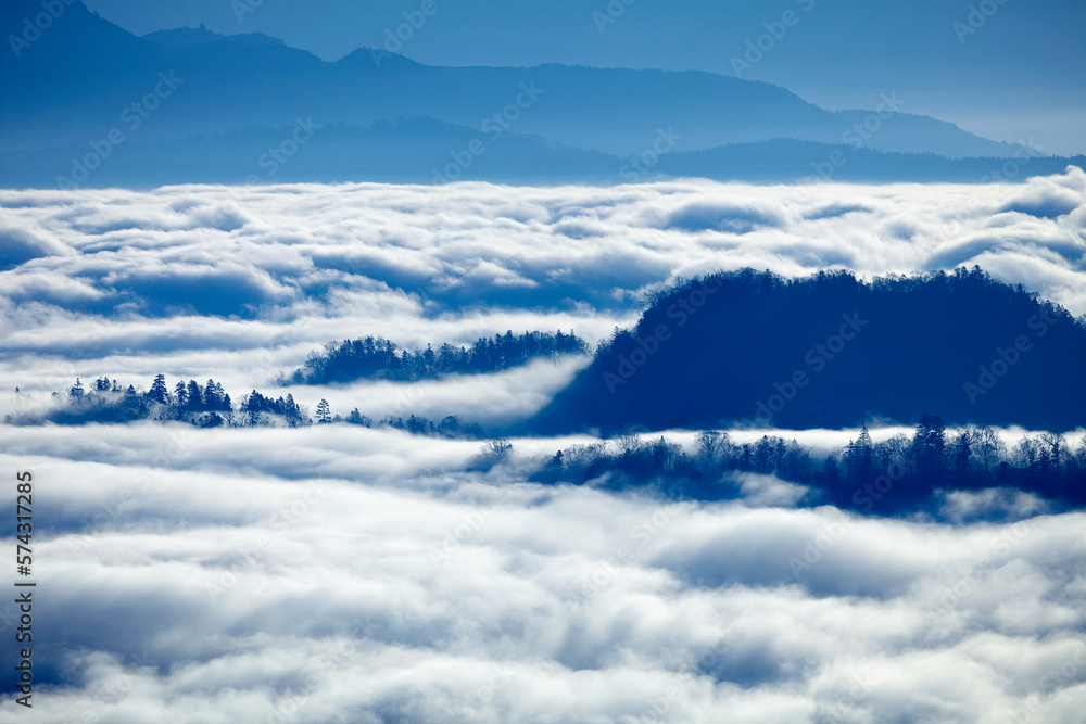 早朝の雲海に浮かぶ森（美幌峠よりー屈斜路湖）
