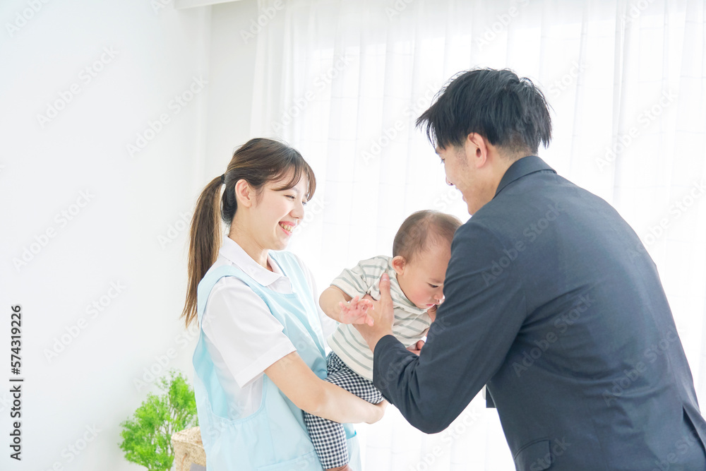 保育園に赤ちゃんを預ける父親