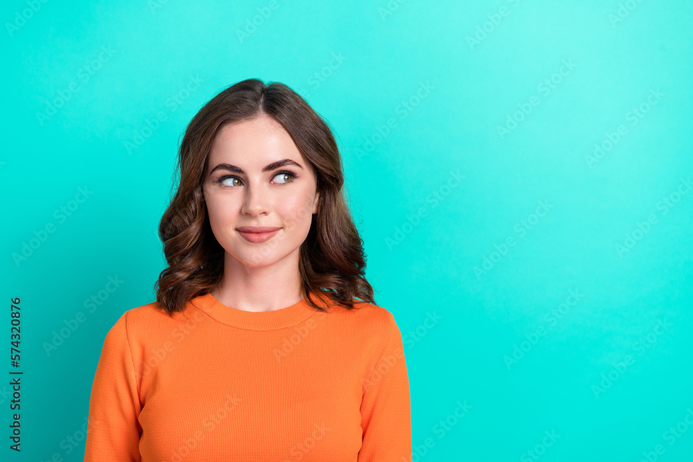 Photo portrait of young minded dreamy charming lady brown wavy hair look empty space new salon open isolated on aquamarine color background Photo portrait of young minded dreamy charming lady brown wavy hair look empty space new salon open isolated on aquamarine color background