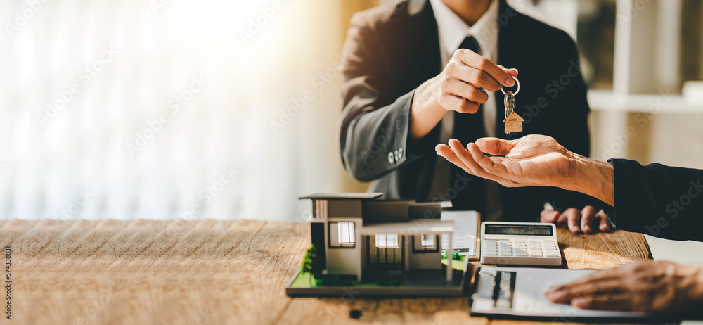 real estate agent Delivering keys and model homes to customers and home insurance contracts; home mortgage loan concepts - obrazy, fototapety, plakaty 