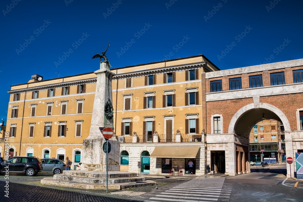 spoleto, italien - piazza garibaldi mit denkmal und stadttor