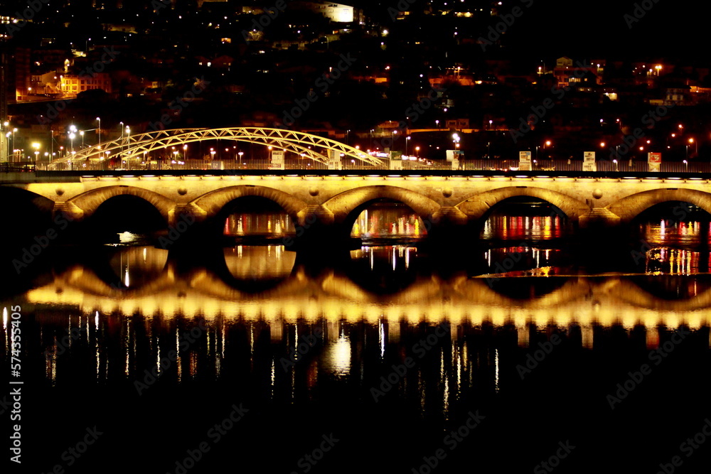 Puente del Burgo iluminado de noche, Pontevedra, España