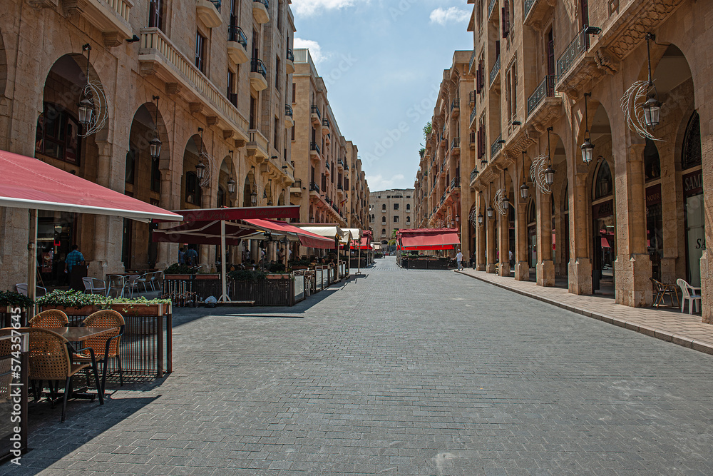 Strasse mit Strassenrestaurants in Beirut, Libanon