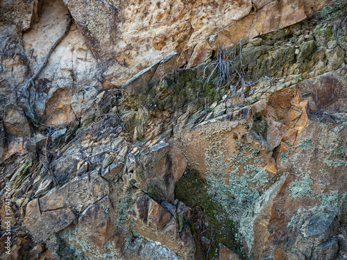 imagen detalle textura pared de piedra con distintas profundidades  y grietas  photo