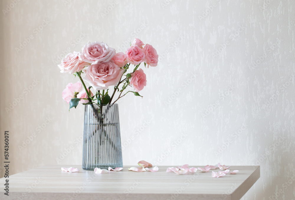 Naklejka premium still life with pink roses in glass vase
