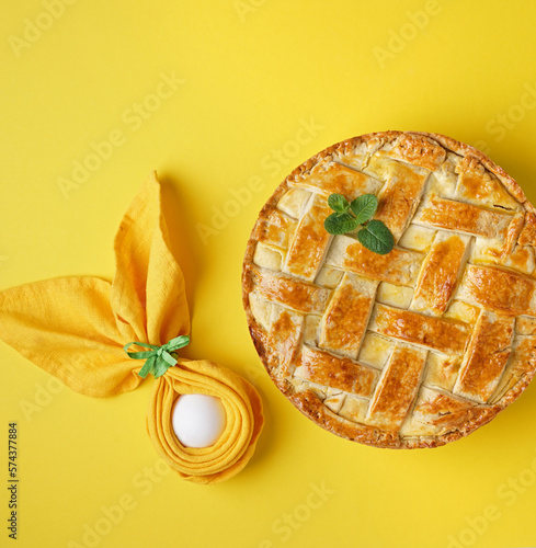 Tableau sur toile Neapolitan typical easter cake: pastiera on yellow bakground