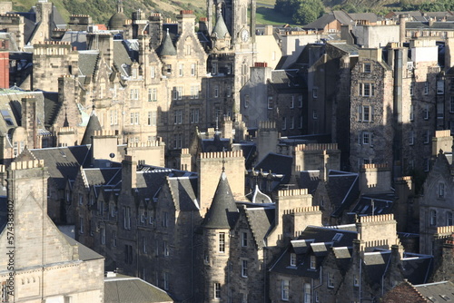 Edimburgo, sus edificios antiguos de piedra con tejados en punta, de pizarra, un día de sol photo