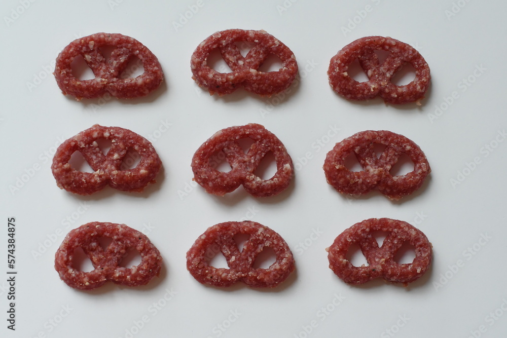 Brezeln aus Salami isoliert auf weißem Hintergrund Brezeln aus Salami isoliert auf weißem Hintergrund