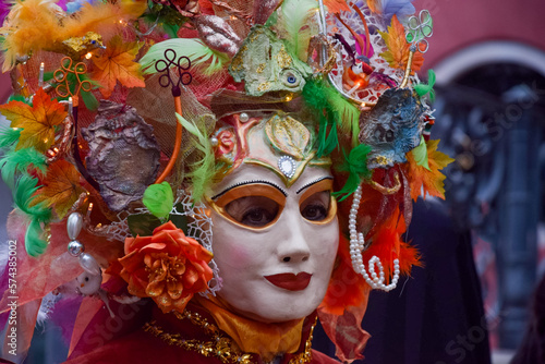 Fototapeta Naklejka Na Ścianę i Meble -  Woman wearing a Carnival mask at Venice