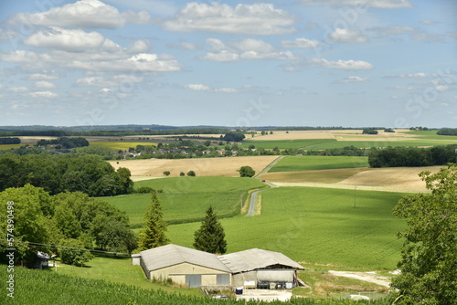 Vue vers le bourg de Fontaine dans l'immensité des champs depuis le puy de Versac au Périgord Vert 