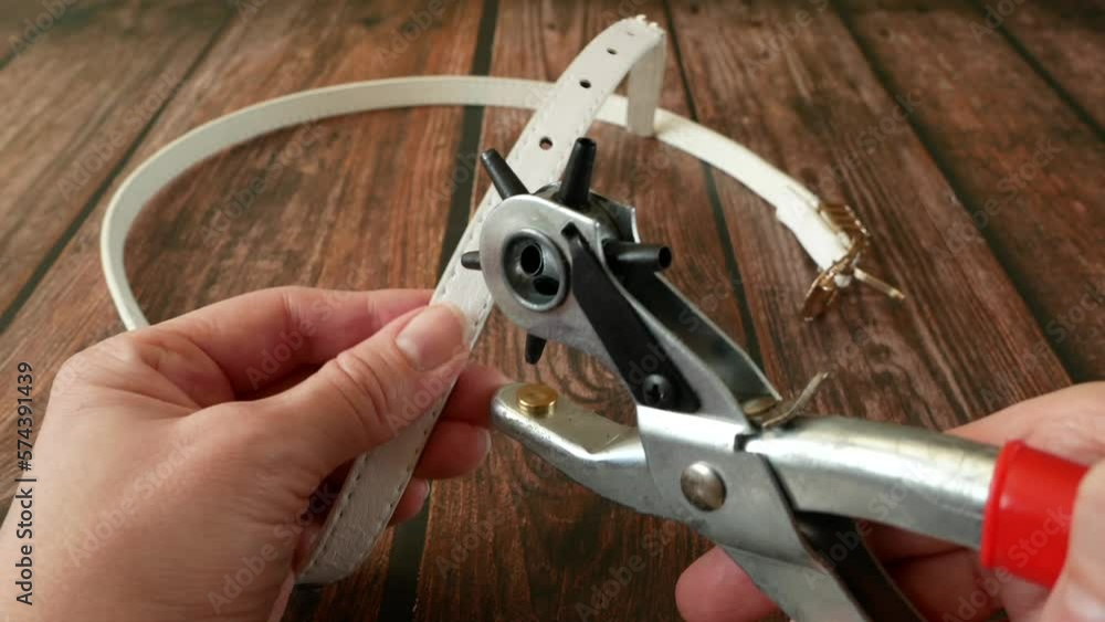 Stockvideon The process of manufacturing a leather belt by tanner