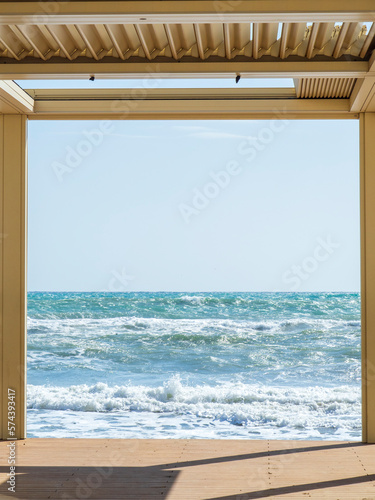 Fototapeta Naklejka Na Ścianę i Meble -  Pergola frente a un mar de olas rompientes