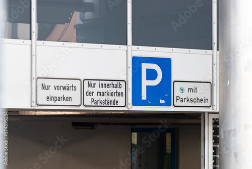 Verkehrszeichen an der Einfahrt einer Parkgarage