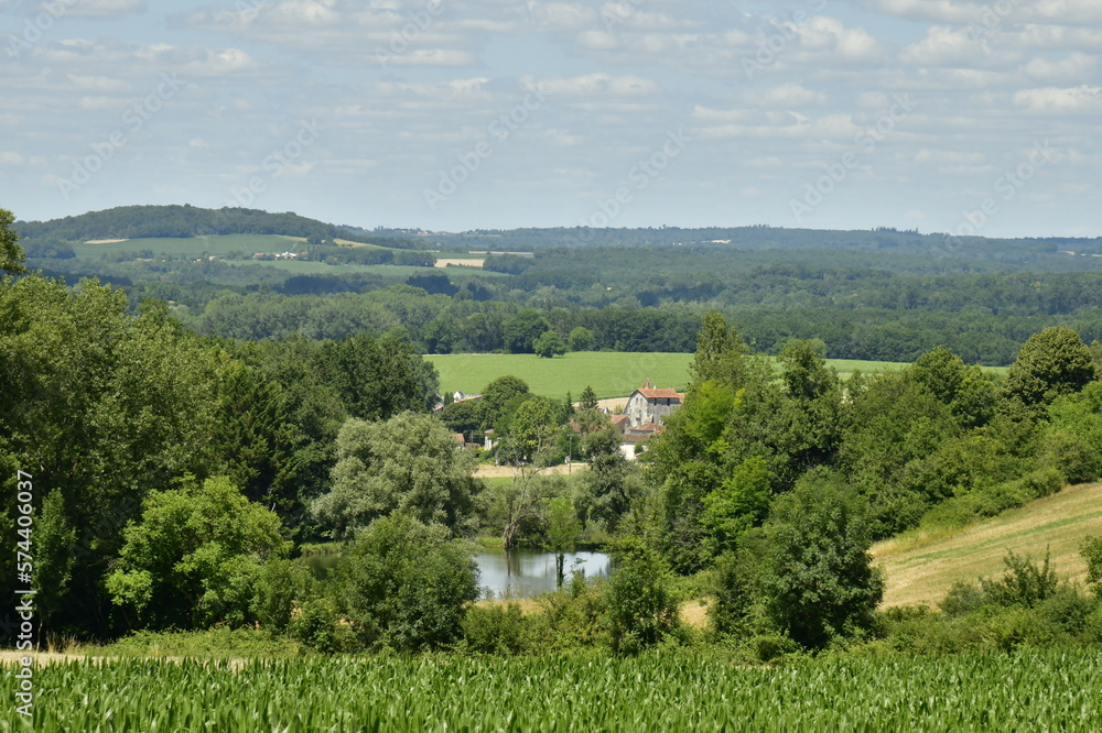Paysage champêtre de plantation et de bois vert la vallée de la Lizonne et le bourg de Champagne au Périgord Vert 