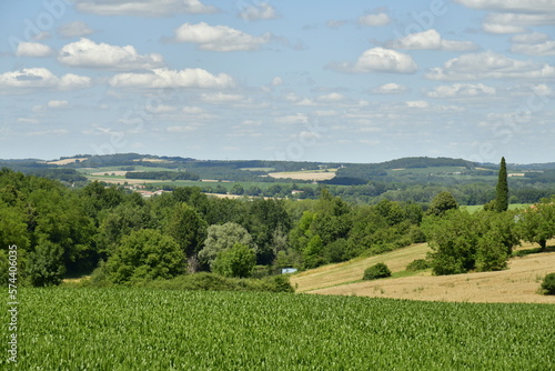 Paysage champêtre entre les collines de champs et boisées vers la vallée de la Lizonne au Périgord Vert 